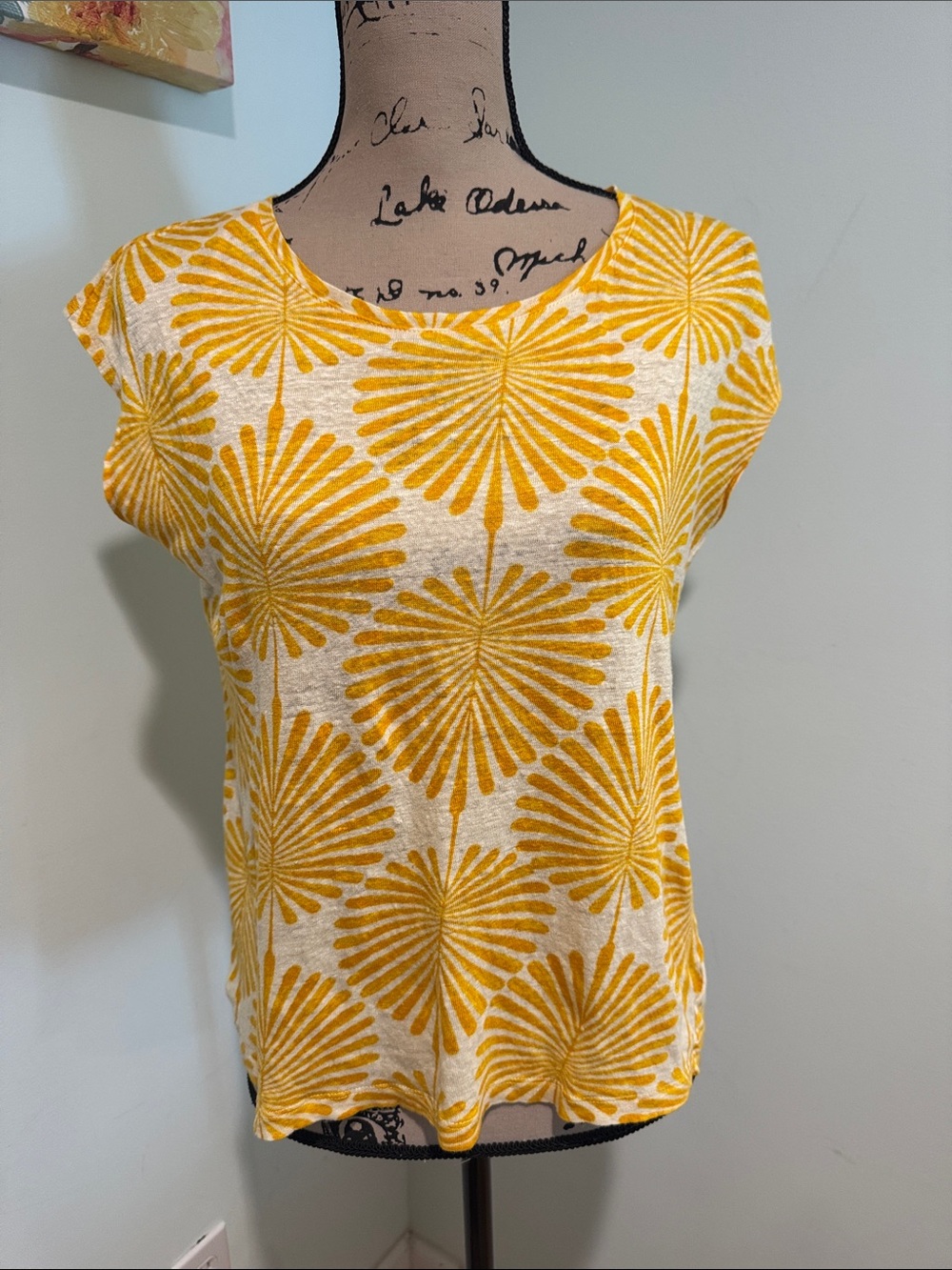 Joie size medium 100% linen Yellow Floral-Print Scoop Neck Women’s Top
